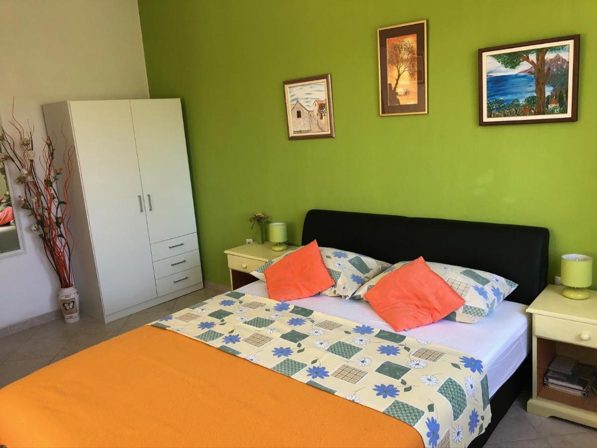 Family Stakic Lägenhet Baška Voda Exteriör bild